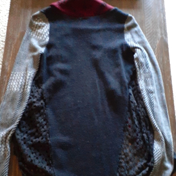 BKE SWEATER Small Gray & Burgundy - Picture 9 of 13